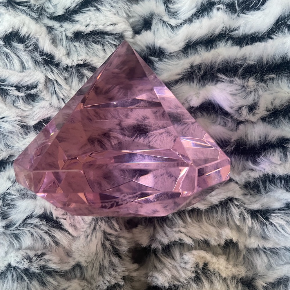 Pink crystal paperweight - pyramid / diamond shaped❤️